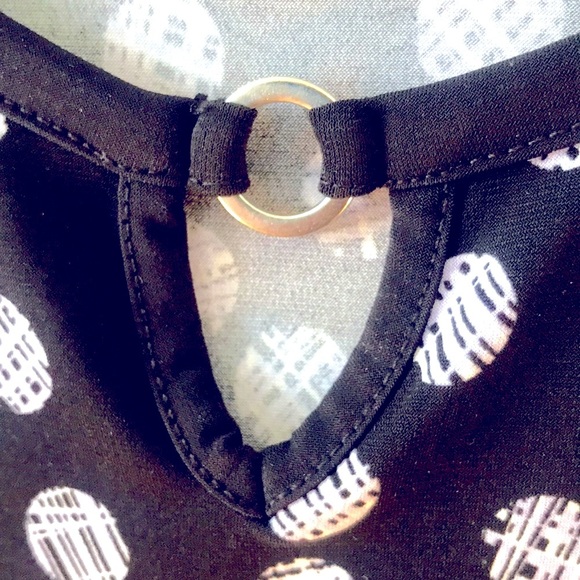 Asymmetrical blouse with black and white circles - Picture 5 of 6